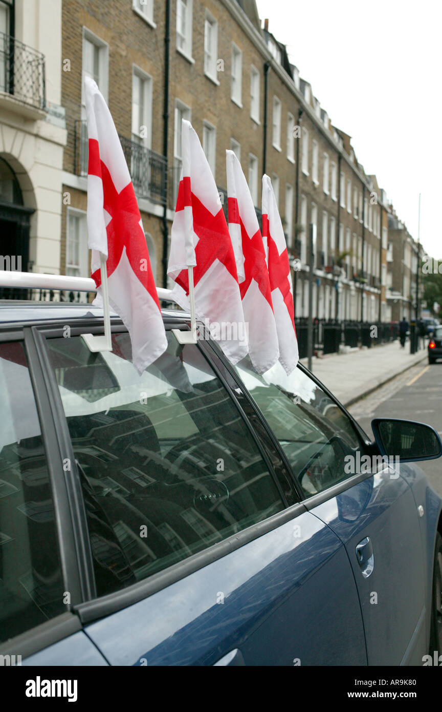 Auto con Inghilterra bandiere in schiera Street a Londra, Inghilterra Foto Stock