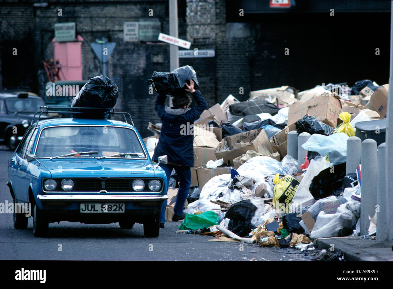 Inverno di malcontento. I rifiuti si sono accumulati nelle strade della parte est di Londra, mentre i raccoglitori di rifiuti erano in sciopero insieme ai dipendenti del settore pubblico. 1979 Foto Stock