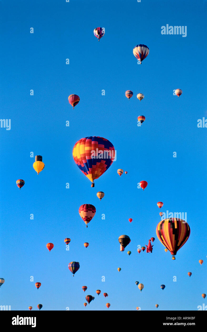 I palloni ad aria calda salita di massa contro un cielo blu Foto Stock
