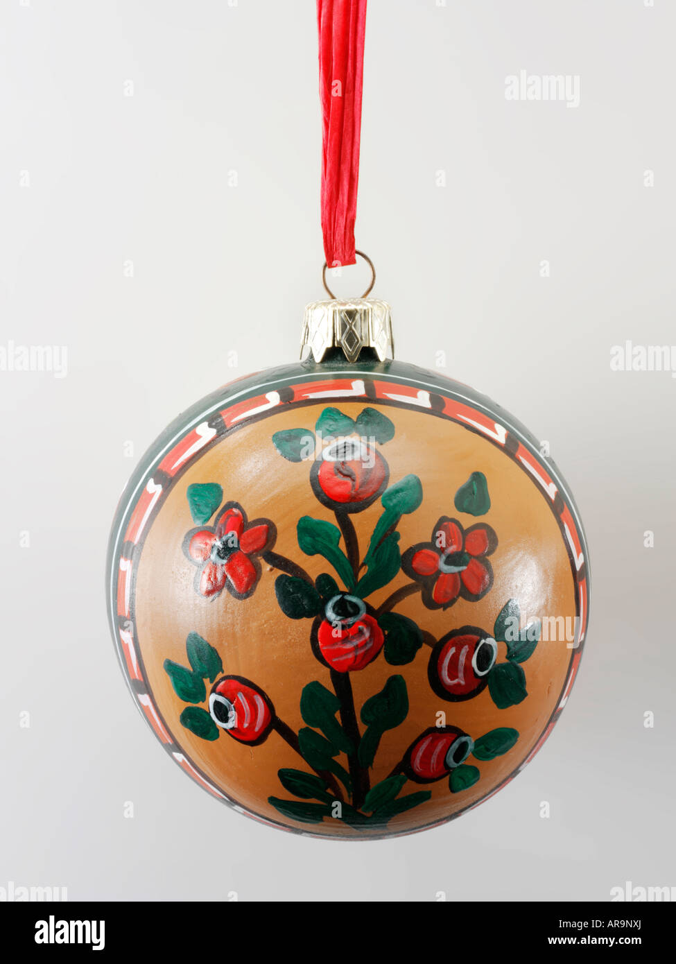 Festa tradizionale dipinto a mano decorazione natalizia con folk design in verde e rosso Foto Stock