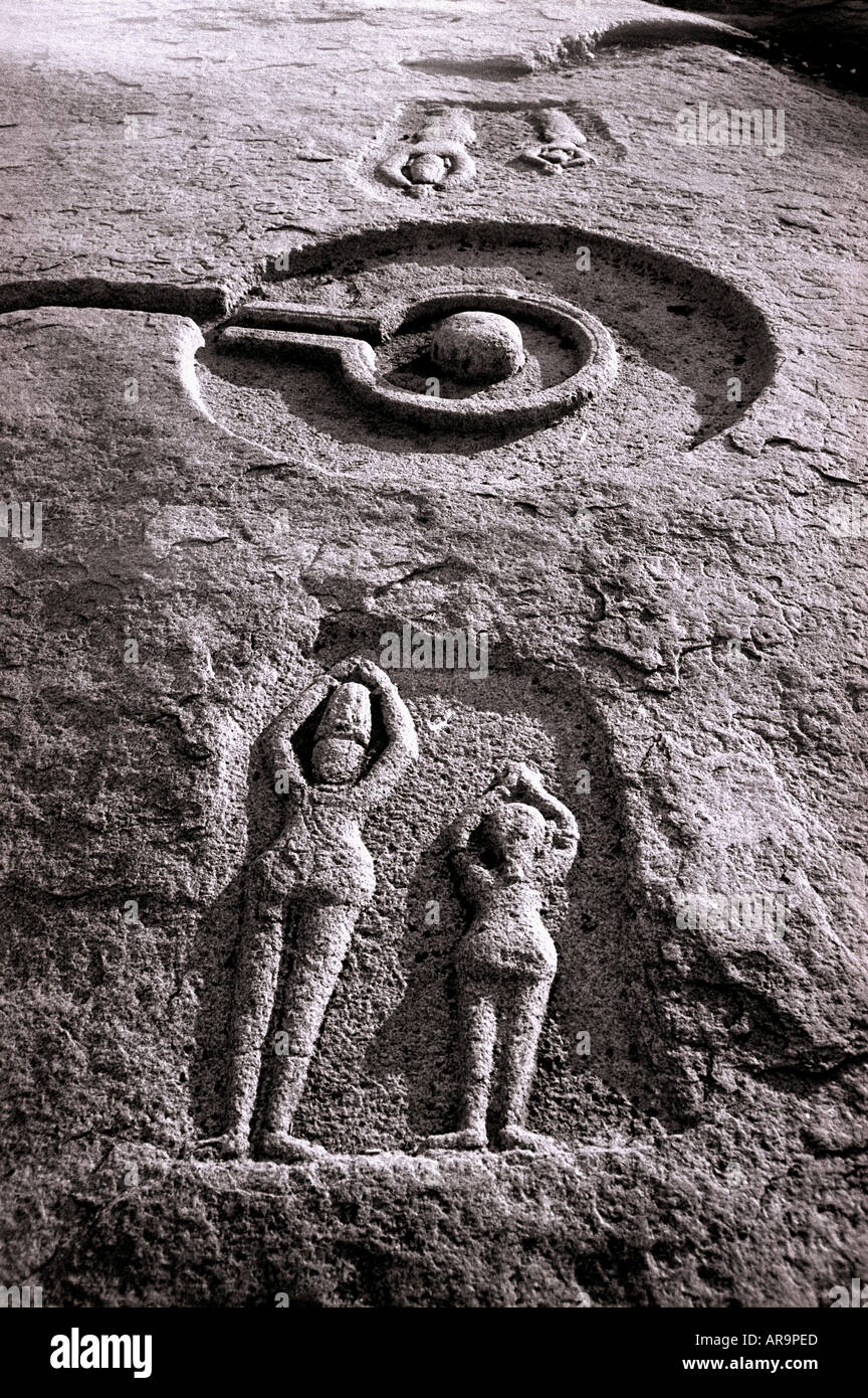 scultura taglio roccia di shiva linga , shiv ling , shiva ling , shiv linga , persone in preghiera , Hampi , distretto di Ballari , Karnataka , India , Asia Foto Stock