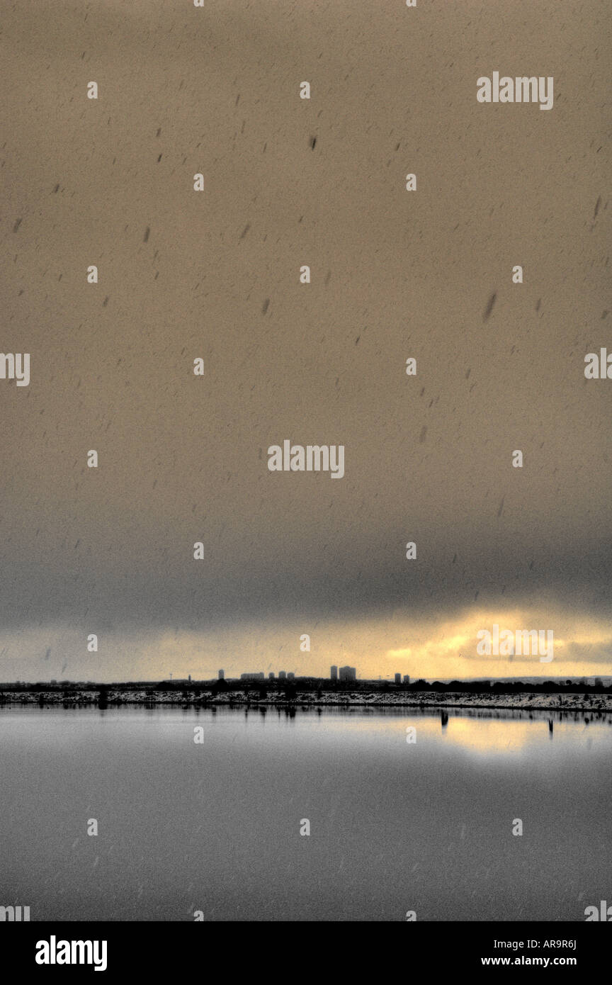 Immagine del paesaggio di stagliano palazzi della città in squallide miserabile inverno meteo Foto Stock