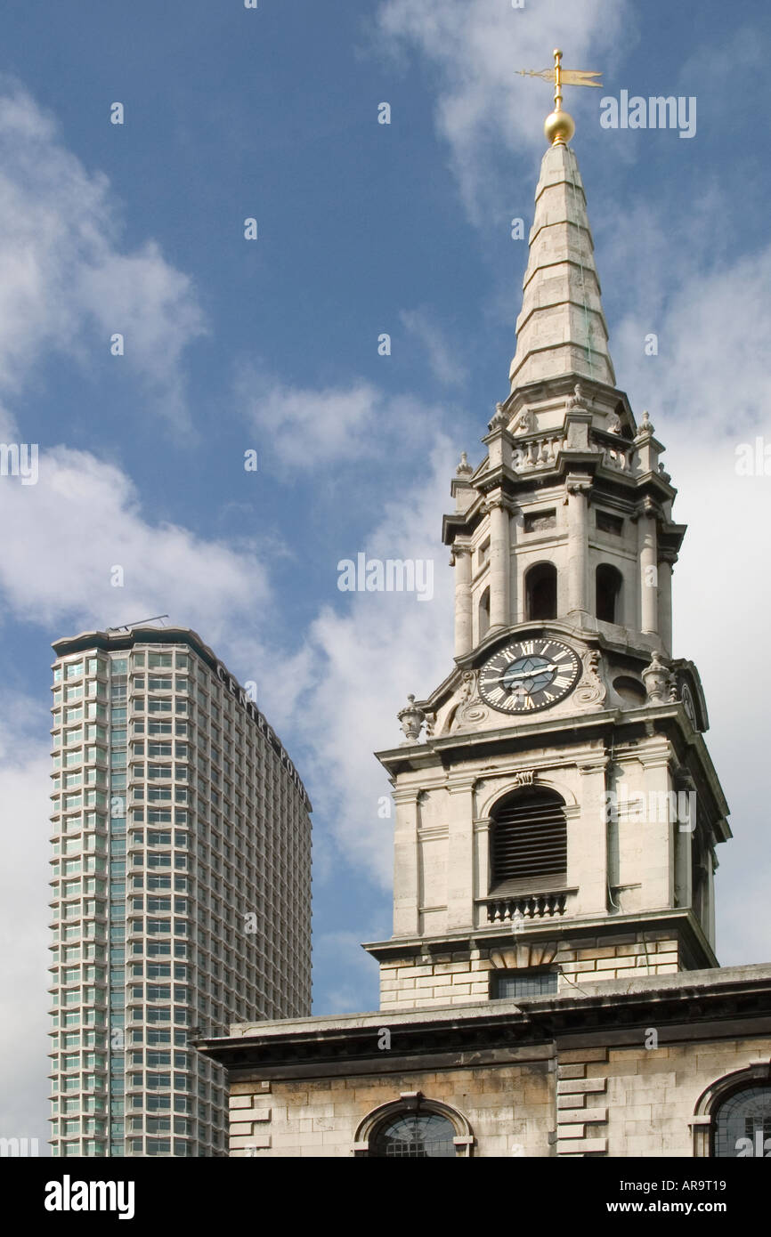 St Giles nei campi e il punto centrale. Londra, Inghilterra Foto Stock
