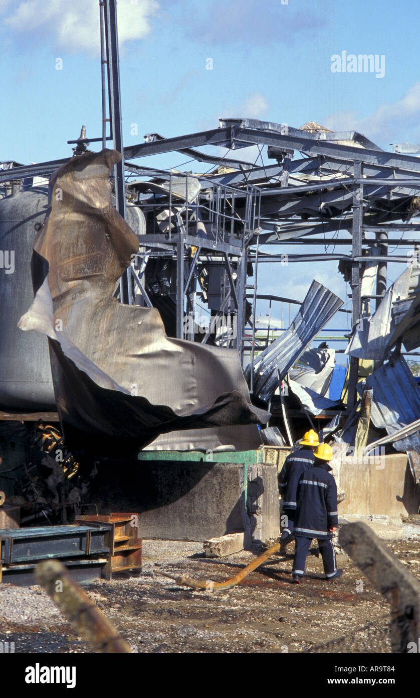 Fire ufficiali controllare il sito dopo il fuoco a Albright e Wilson fabbrica chimica in Avonmouth Inghilterra Foto Stock