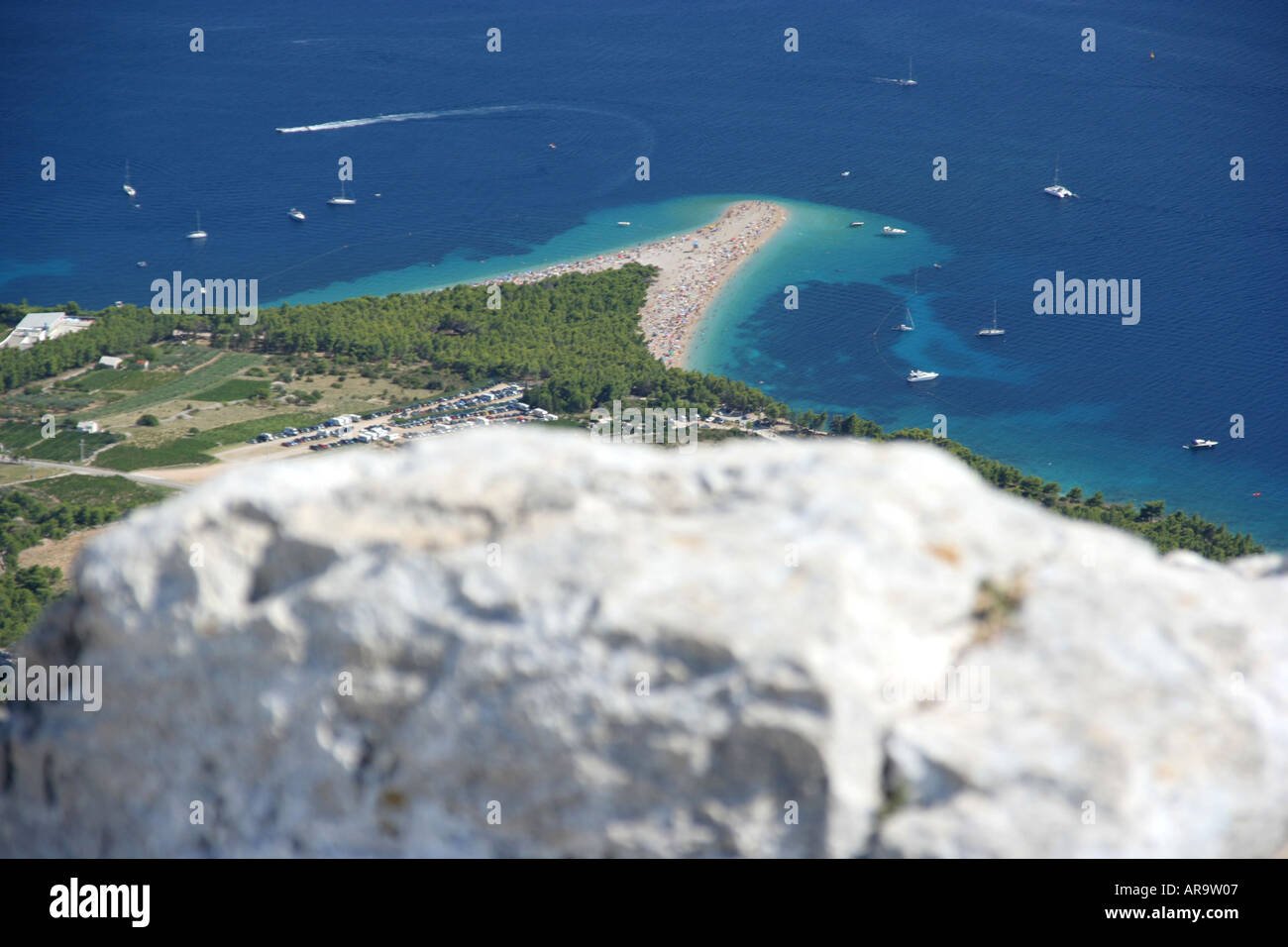 Vista dal Monte Vidova 778m sulla spiaggia Zlatni rat a Bol sull'isola di Brac Foto Stock