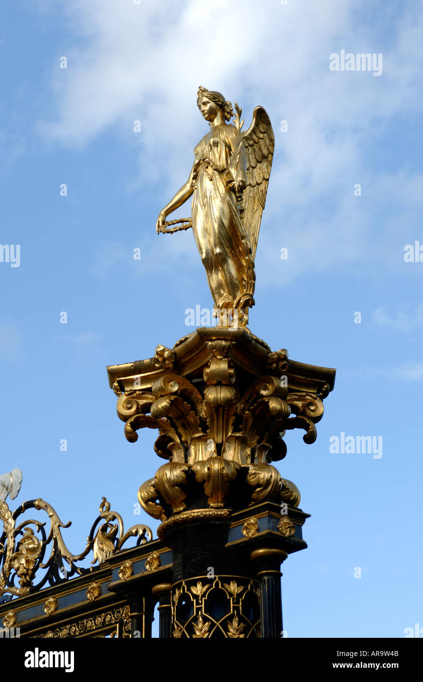 Dettaglio di Warrington Town Hall golden gates Cheshire England Regno Unito Foto Stock