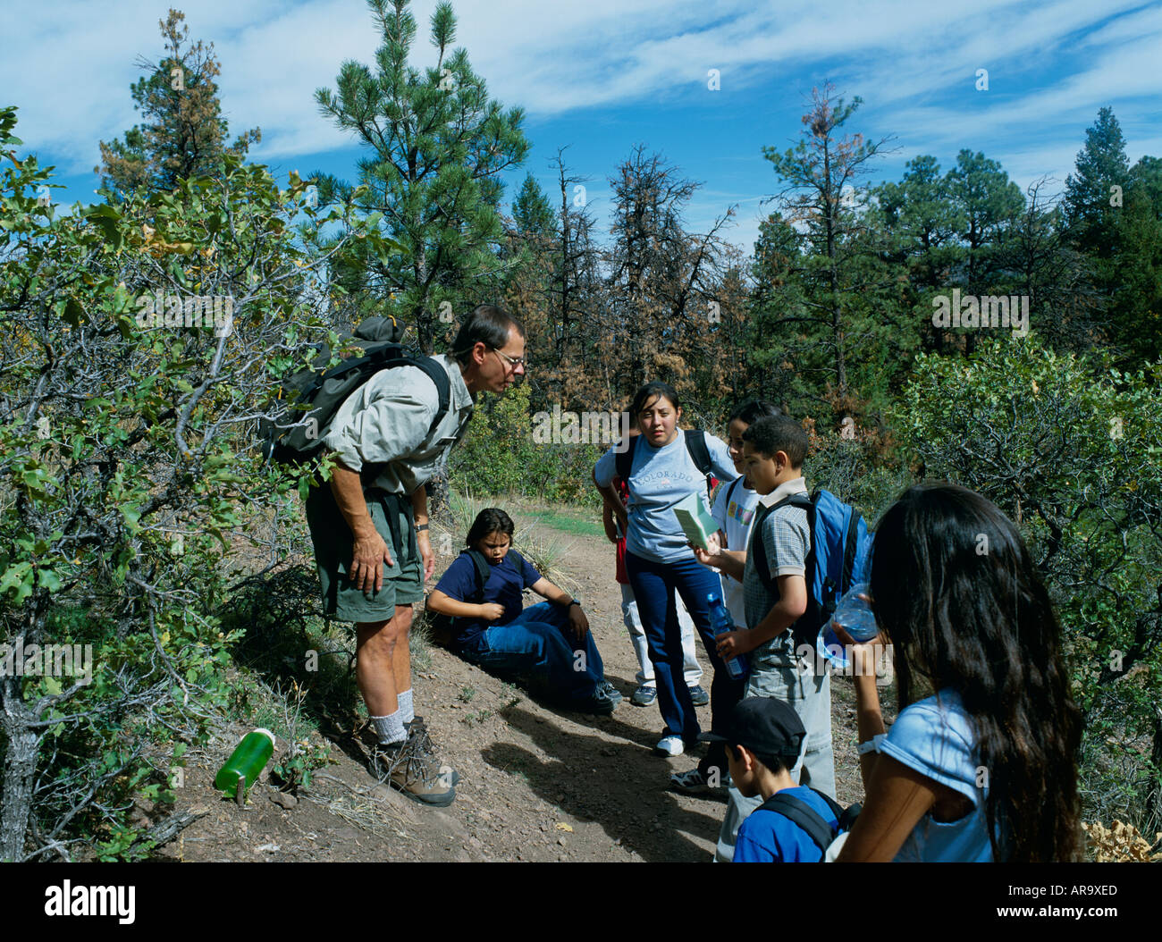 Ranger con i bambini sperimentano biologico educazione all'aperto, Stato di Beulah Park, COLORADO, Stati Uniti d'America Foto Stock