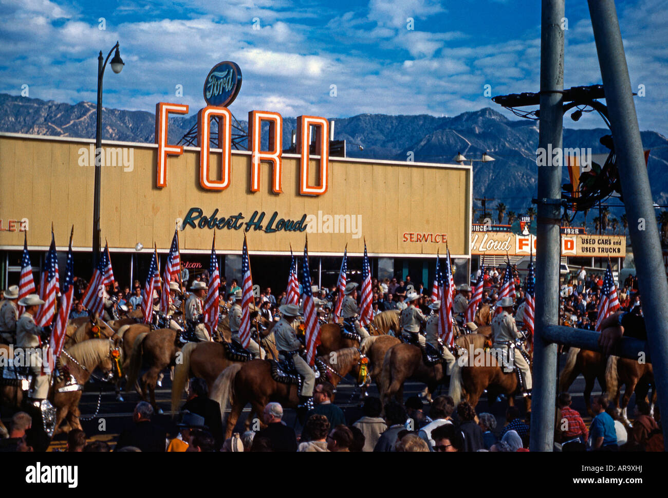 Cavalieri patriottica pass Ford garage sulla Route 66 al torneo delle rose, Pasadena, California, 1963 Foto Stock