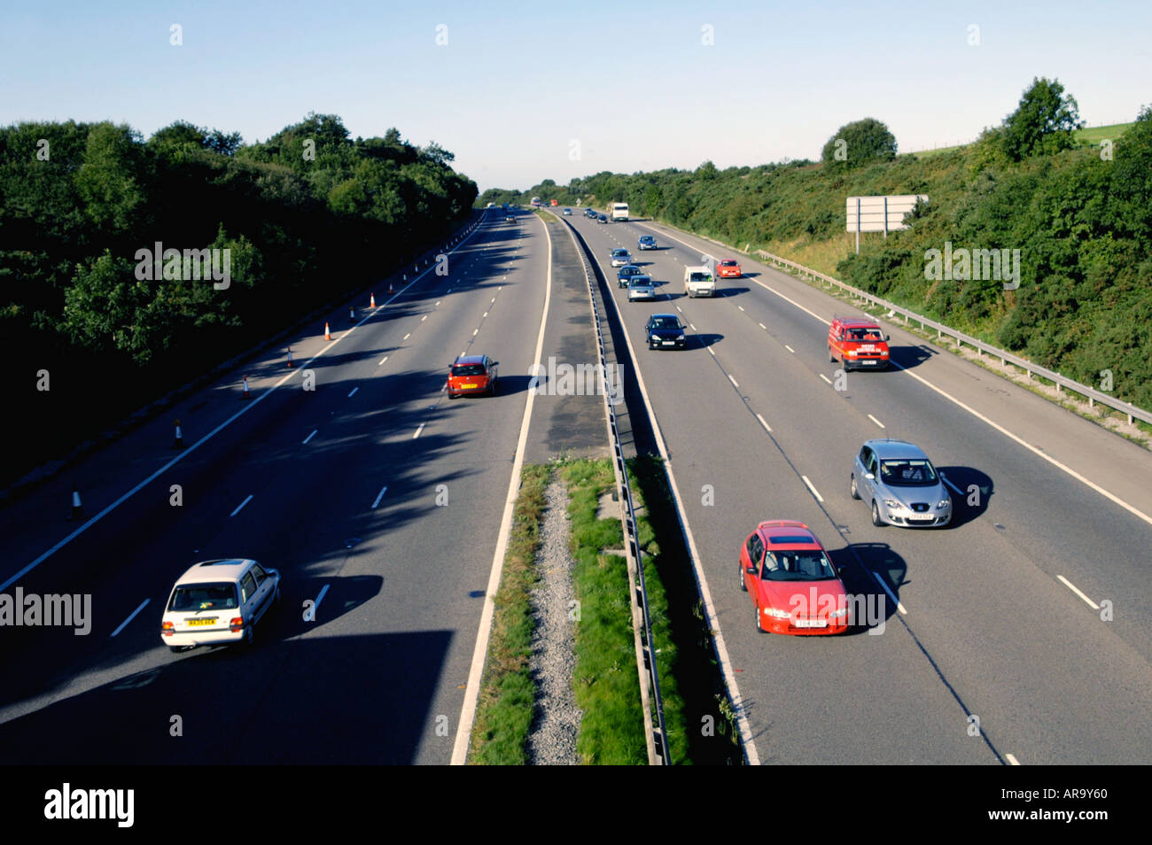 Il traffico nella luce del mattino sulla M4 in South Wales UK GB Foto Stock