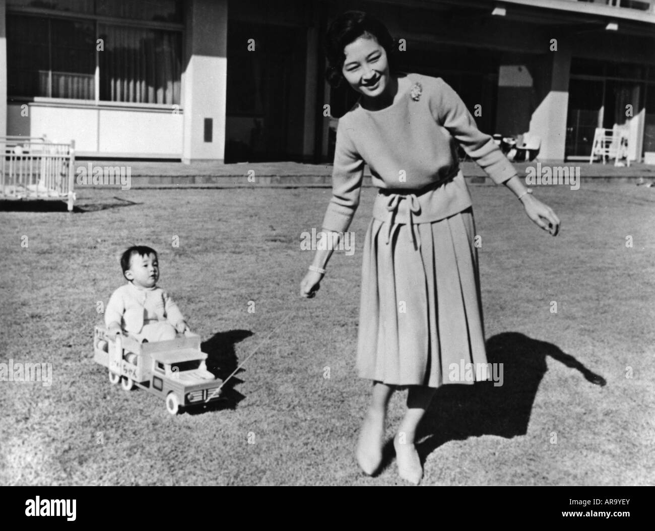 Michiko, * 20.10.1934, Imperatrice del Giappone dal 1989, intera lunghezza, con il figlio principe Naruhito, 1961, Foto Stock