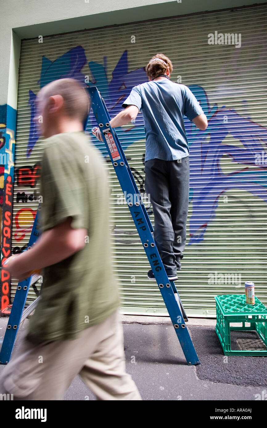 Graffiti artista che lavora per le strade di Melbourne Foto Stock