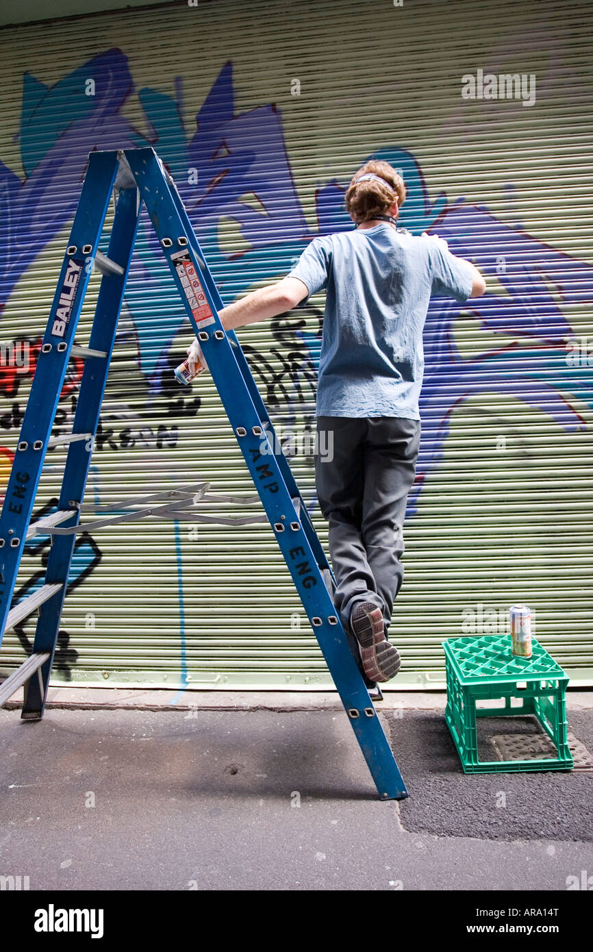 Graffiti artista che lavora per le strade di Melbourne Foto Stock