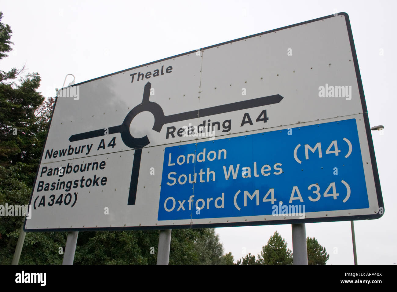 Navigazione cartello stradale sulla A4 a Theale al di sotto di svincolo 12 dell'autostrada M4 Reading Berkshire Foto Stock