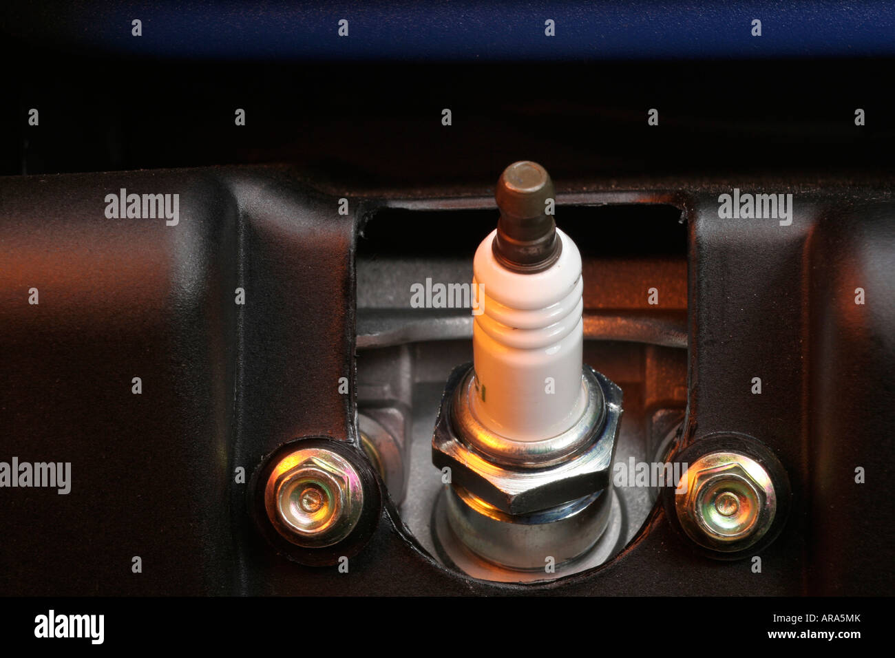 Candela di accensione sul motore di piccole dimensioni Foto Stock