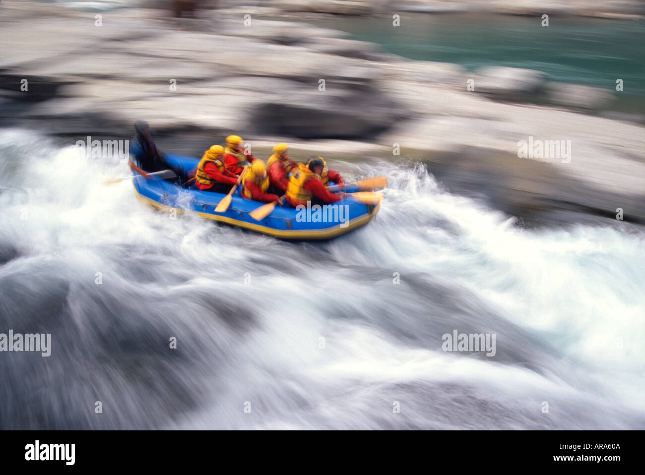 Raft su Rapids proveniente al di fuori del tunnel Oxenbridge fiume Shotover vicino a Queenstown Isola del Sud della Nuova Zelanda Foto Stock