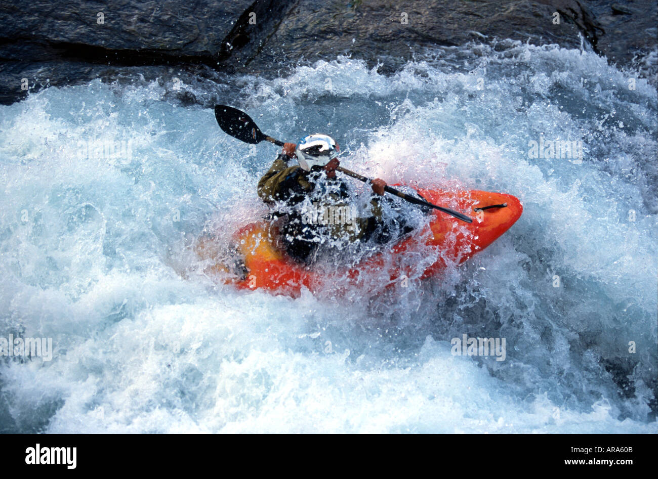Kayak sul Rapids proveniente al di fuori del tunnel Oxenbridge fiume Shotover vicino a Queenstown Isola del Sud della Nuova Zelanda Foto Stock