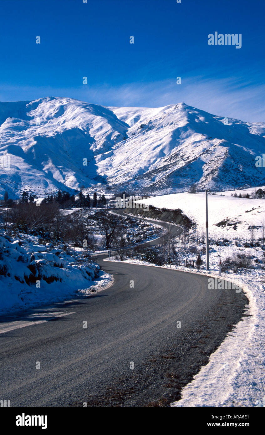 Strada ghiacciata Crown Terrazza vicino Arrowtown Otago Isola del Sud della Nuova Zelanda Foto Stock