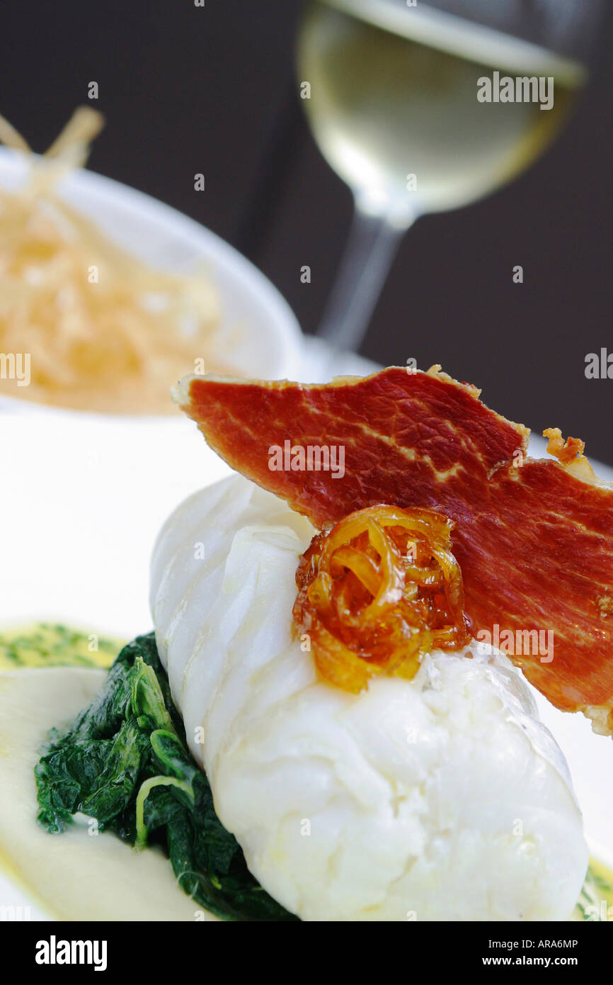 Vino bianco pastinaca croccantini purè di patate spinaci pancetta cod Foto Stock