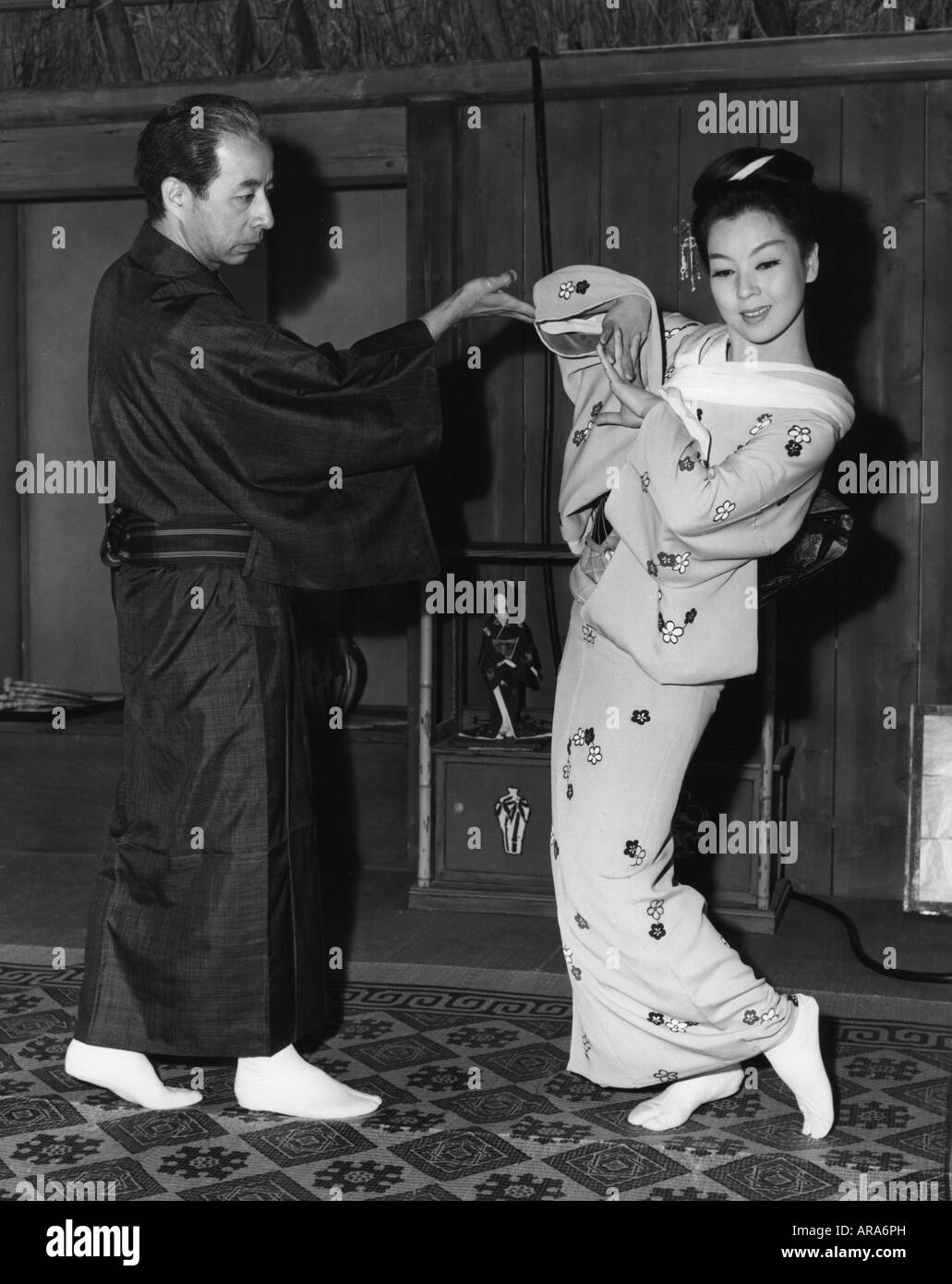 Kyo, Machiko, * 25.3.1924, attrice giapponese, full length, che riascolta una danza per "The Teahouse of the August Moon", 1956, Foto Stock