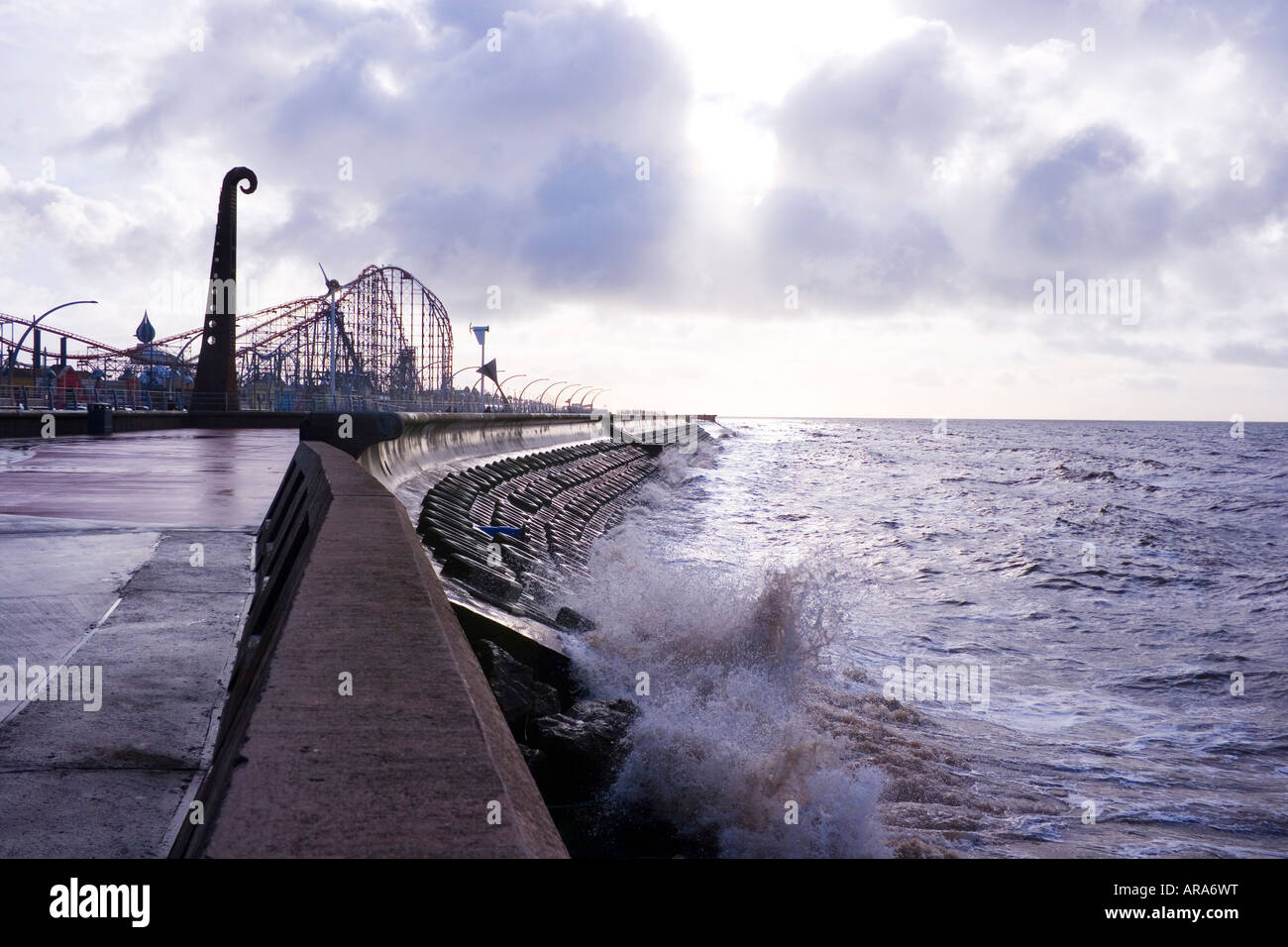 Blackpool Lancashire Inghilterra marea di schiantarsi contro il mare difese a parete Foto Stock