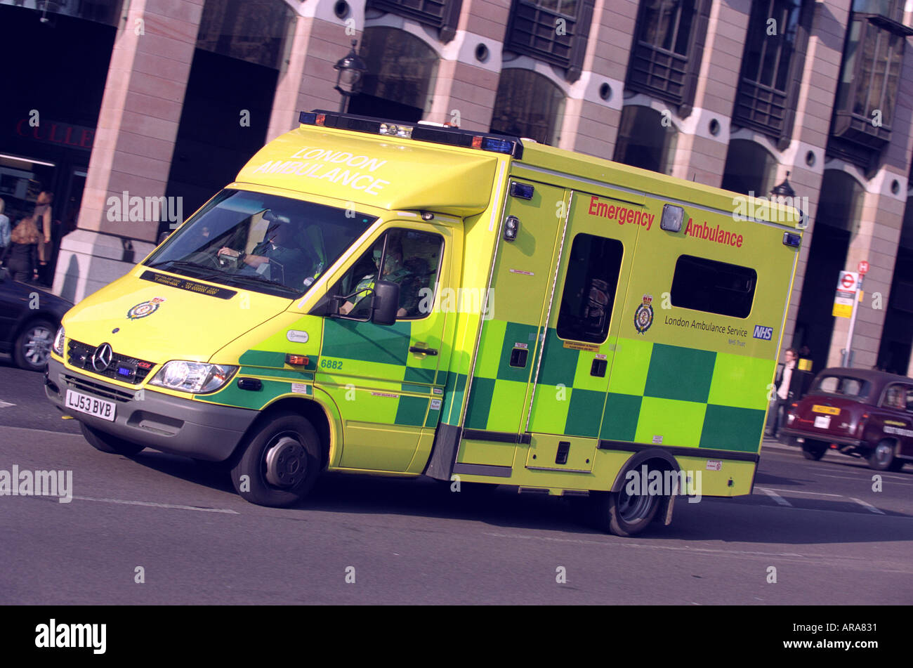 Un ambulanza su una chiamata in Westminster Londra Gran Bretagna REGNO UNITO Foto Stock