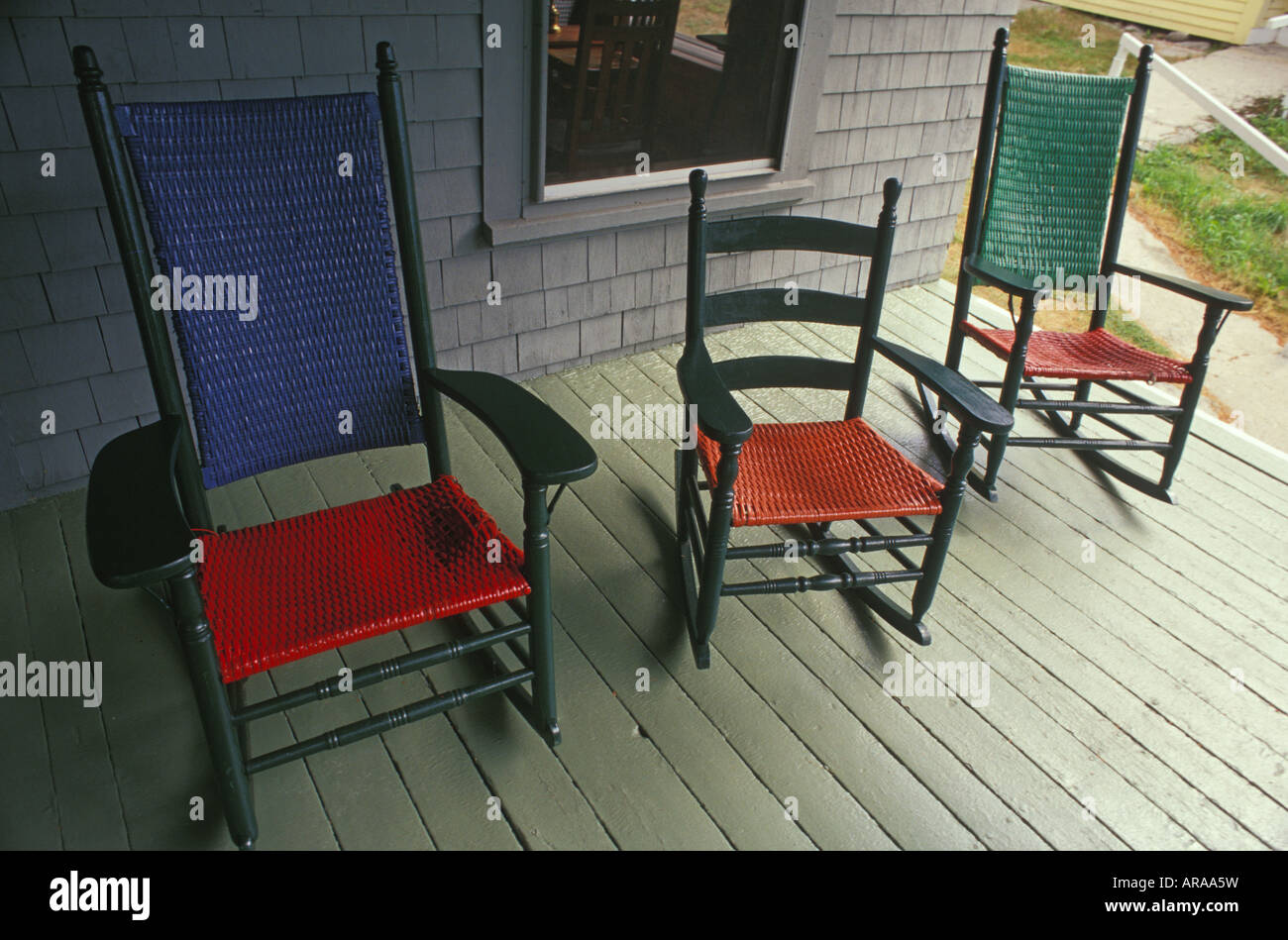 Rosso verde blu intessuto di vimini sedie a dondolo madre padre chilc gioventù Foto Stock