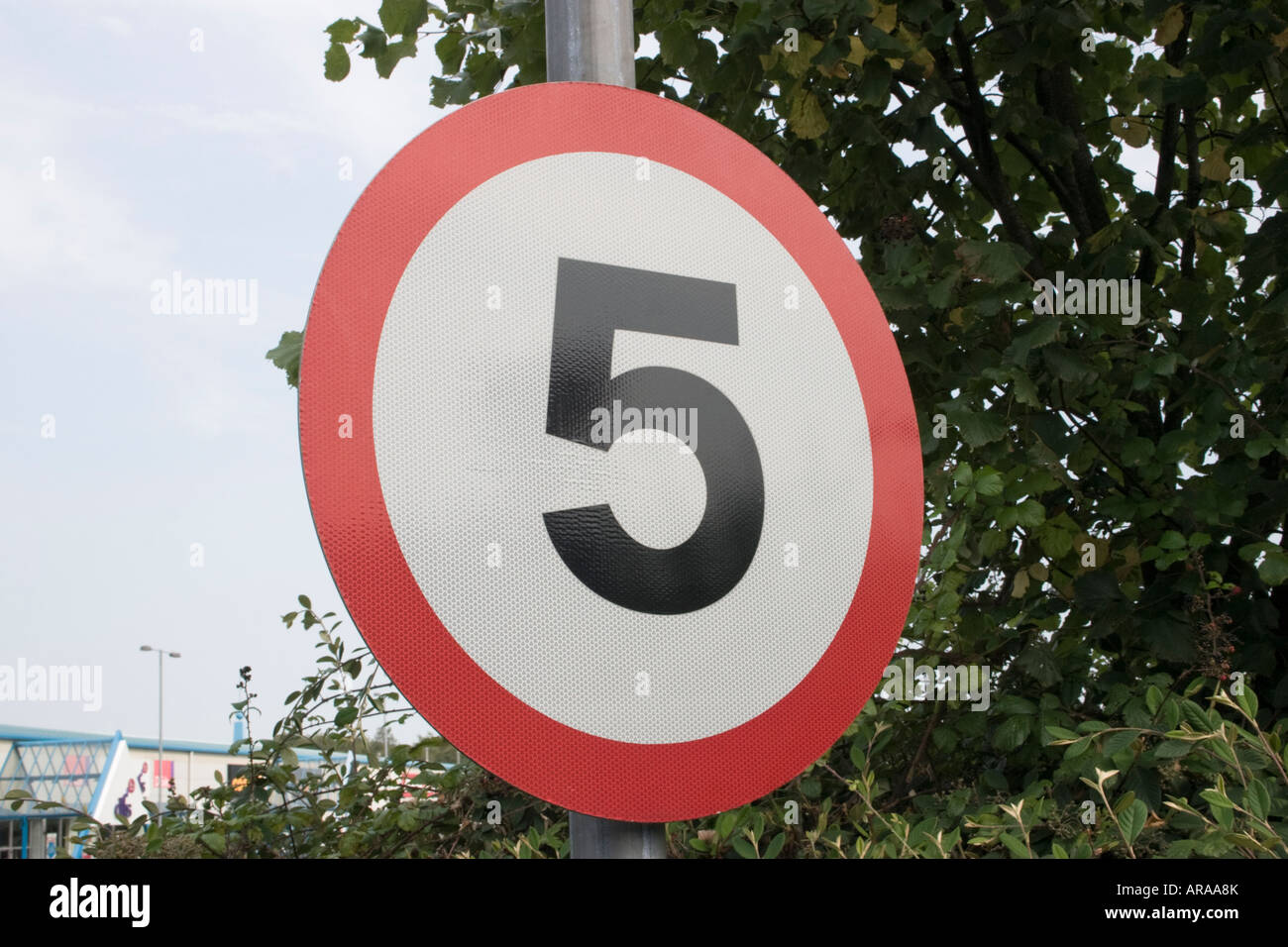 5km/h il limite massimo di velocità cartello stradale Foto Stock