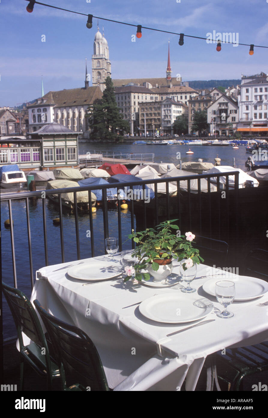 Tabella Outdoor dining ristorante fiume Zurigo Svizzera Foto Stock