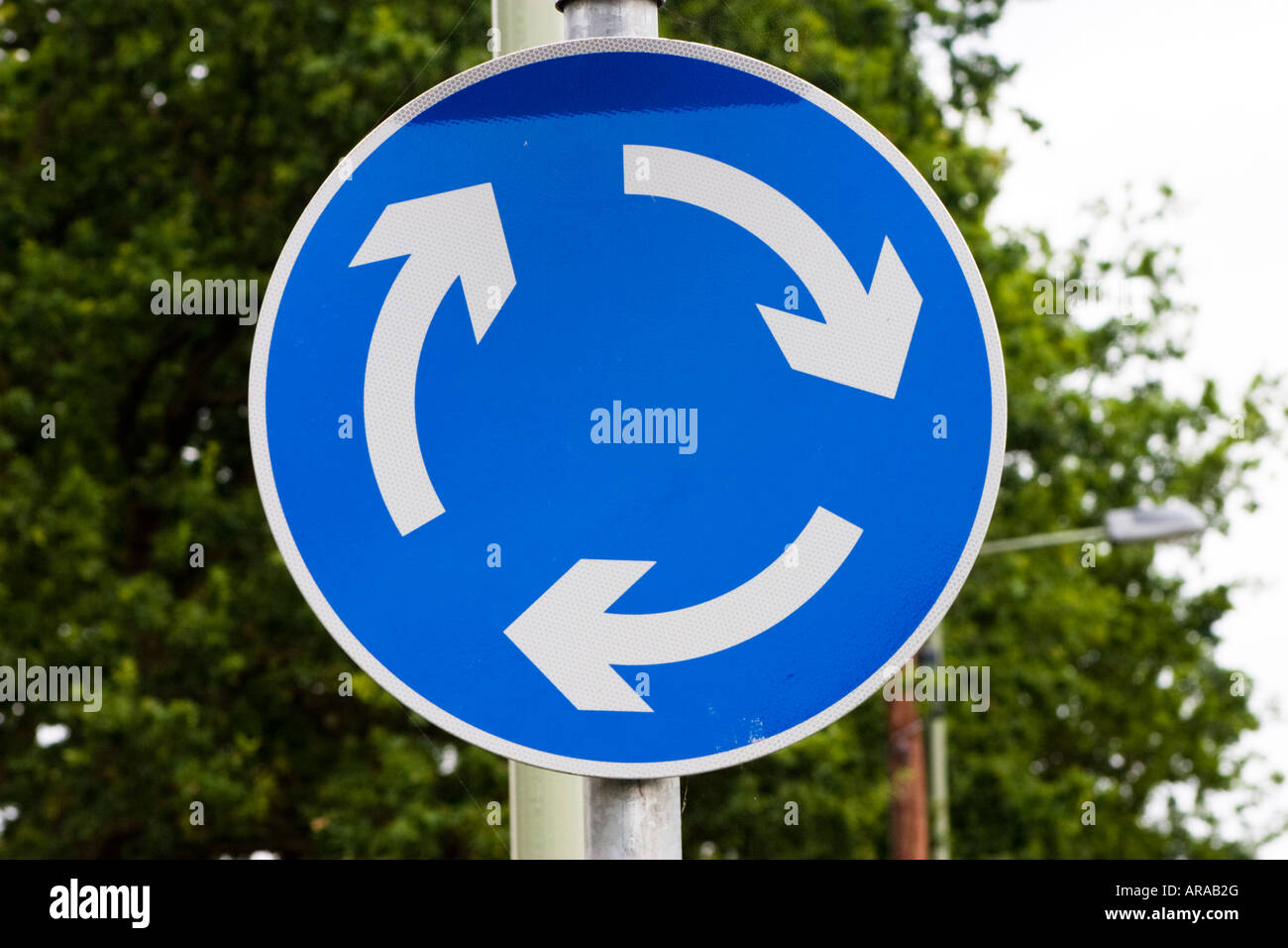 Blu rotonda circolare cartello stradale Foto stock - Alamy