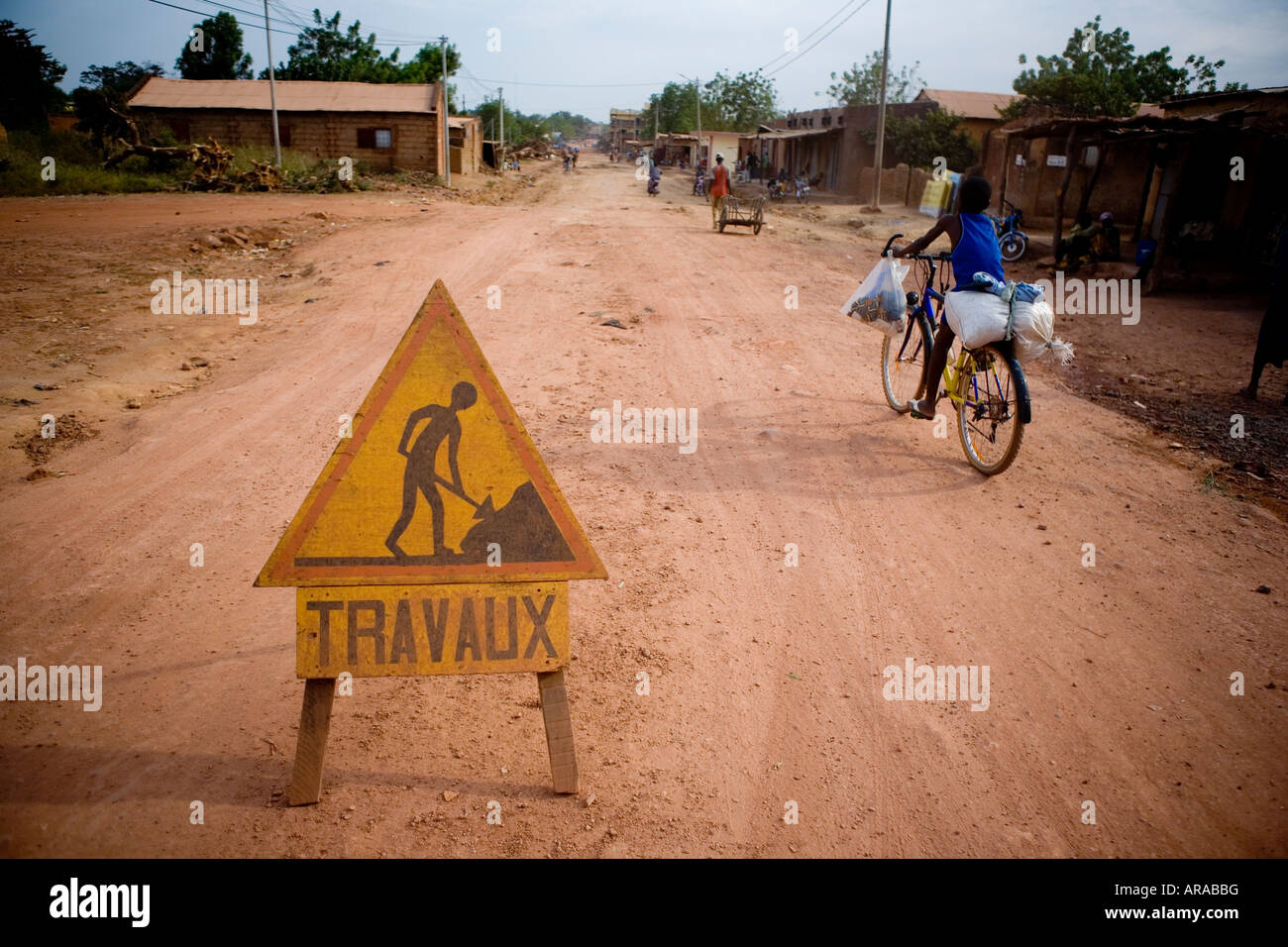 Equitazione per bambini biciclette su strada in Mali, Africa Foto Stock