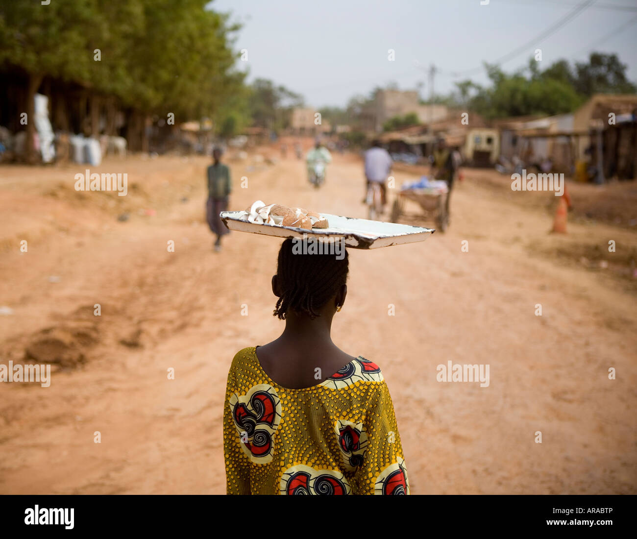 Donna vendita di noce di cocco, villaggio scena, Kita, Mali, Africa Foto Stock