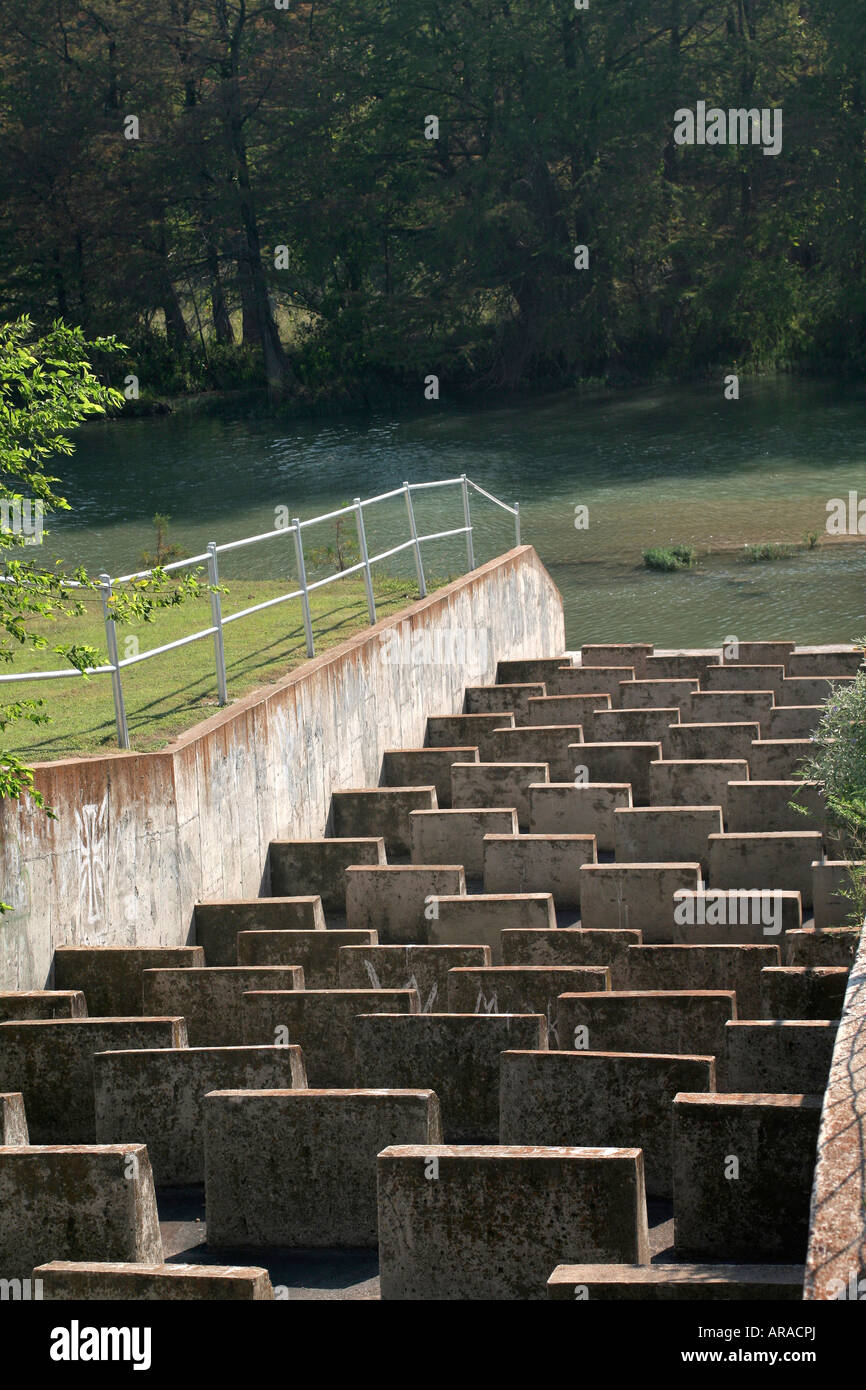 Runoff di acqua riducendo la velocità delle strutture - Fiume Guadalupe Kerrville Texas Foto Stock