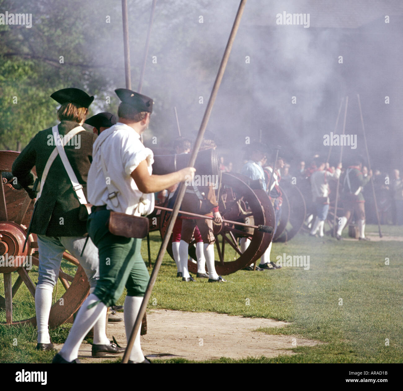 Rievocazione storica di una battaglia della guerra rivoluzionaria a Colonial Williamsburg Virginia Foto Stock