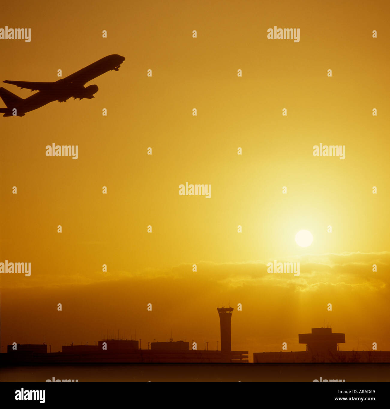 Aviogetti aereo in fase di decollo al tramonto Foto Stock