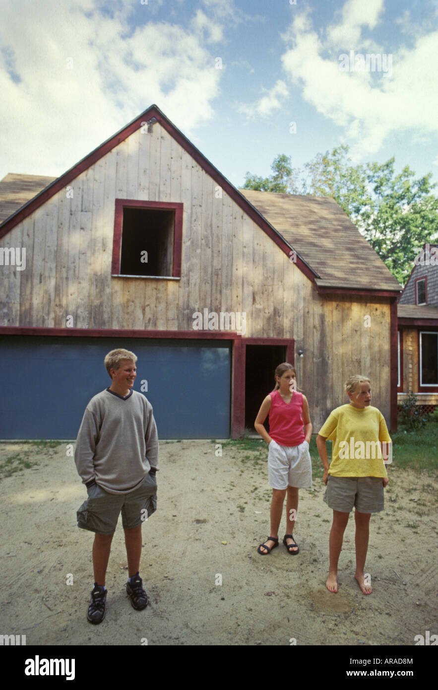 Amici visitatori a appartato country house Foto Stock