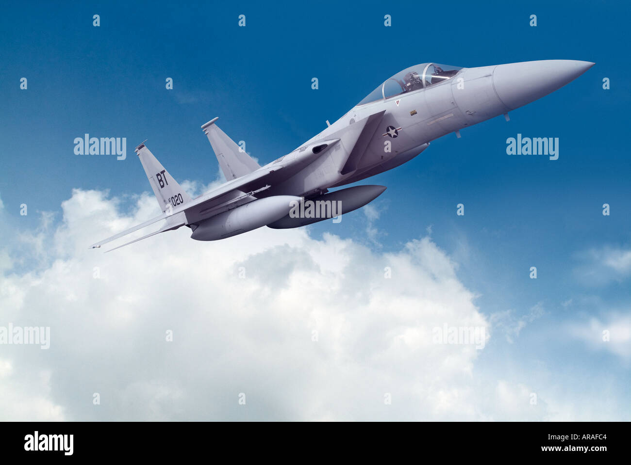 F-15 jet volare sopra le nuvole Foto Stock