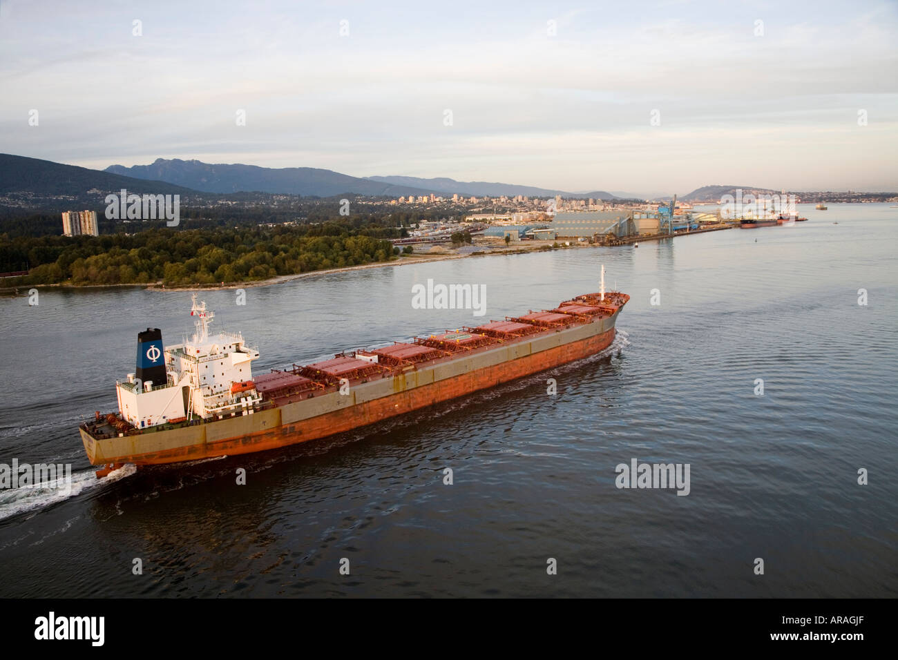 Tanker vela nel porto di Vancouver con area industriale in background della Columbia britannica in Canada Foto Stock