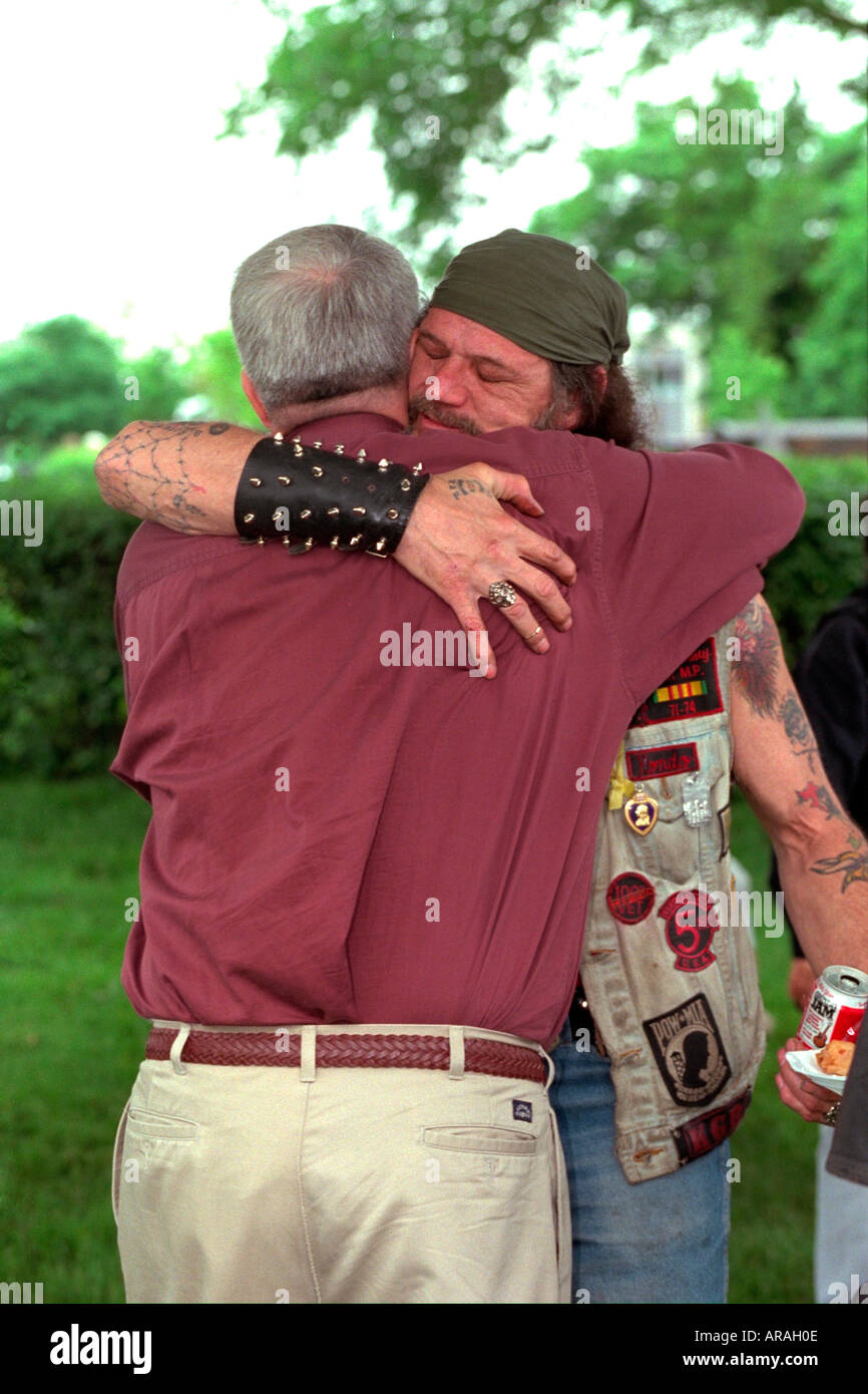 Veterano del Vietnam soldati età 55 abbracciando presso il Memorial Day la cerimonia. St Paul Minnesota MN USA Foto Stock