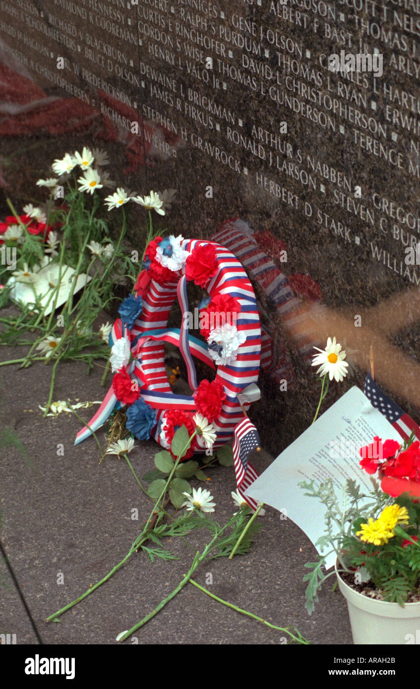 Ghirlanda patriottica fiori e note in Minnesota Vietnam Veterans Memorial Wall del Memorial Day. St Paul Minnesota MN USA Foto Stock