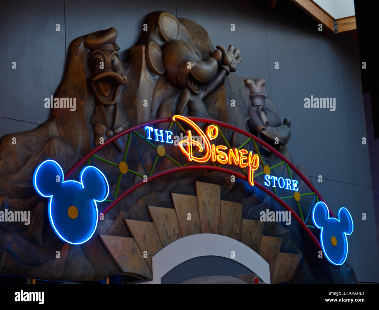 Ingresso al Disney Store con Paperino e Pippo Mickey figure Villaggio Disney Parigi Francia Foto Stock