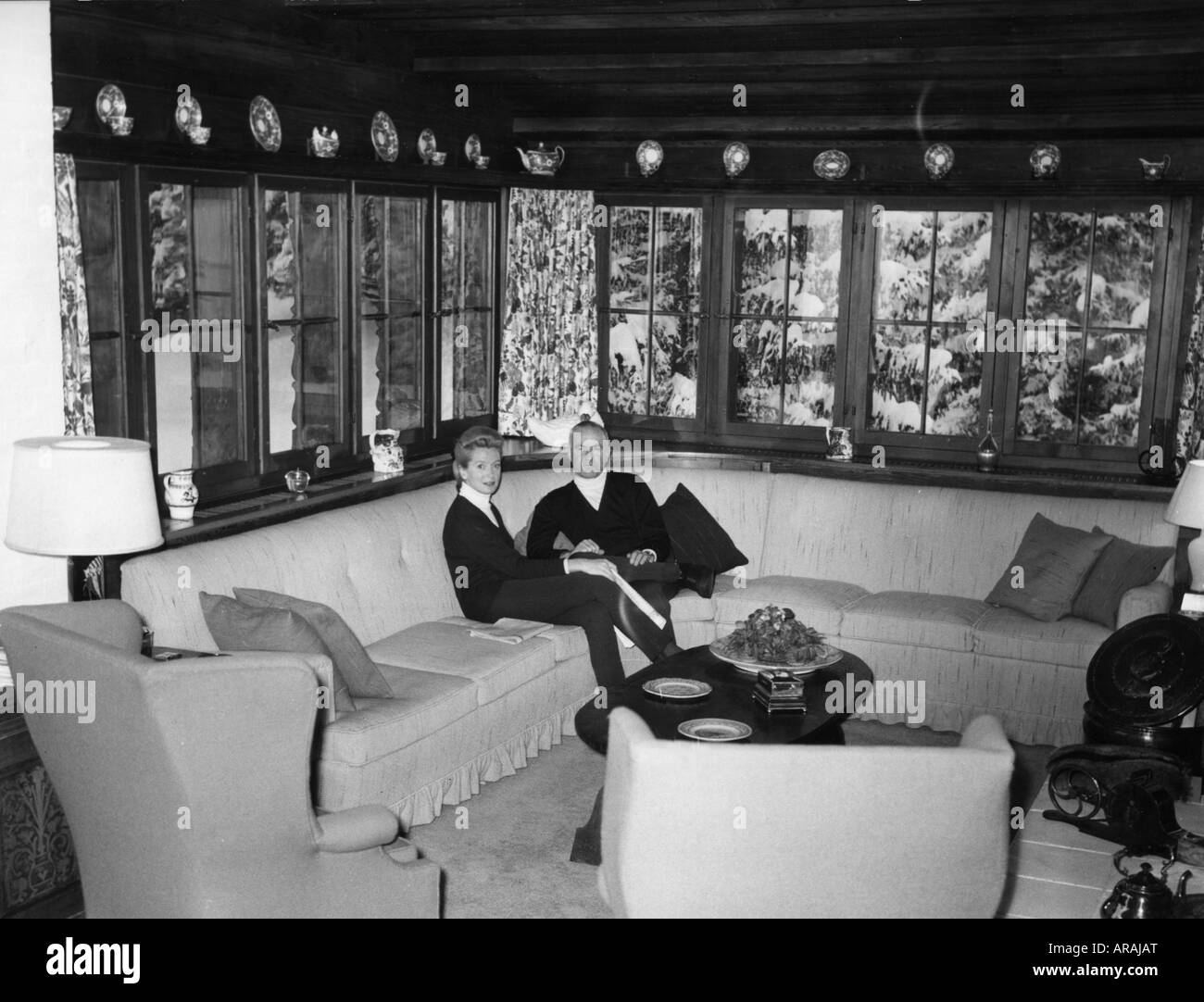 Kerr, Deborah, 30.9.1921 - 16.10.2007, attrice britannica di mezza lunghezza, con il marito Peter Viertel, Klosters, 1964, Foto Stock