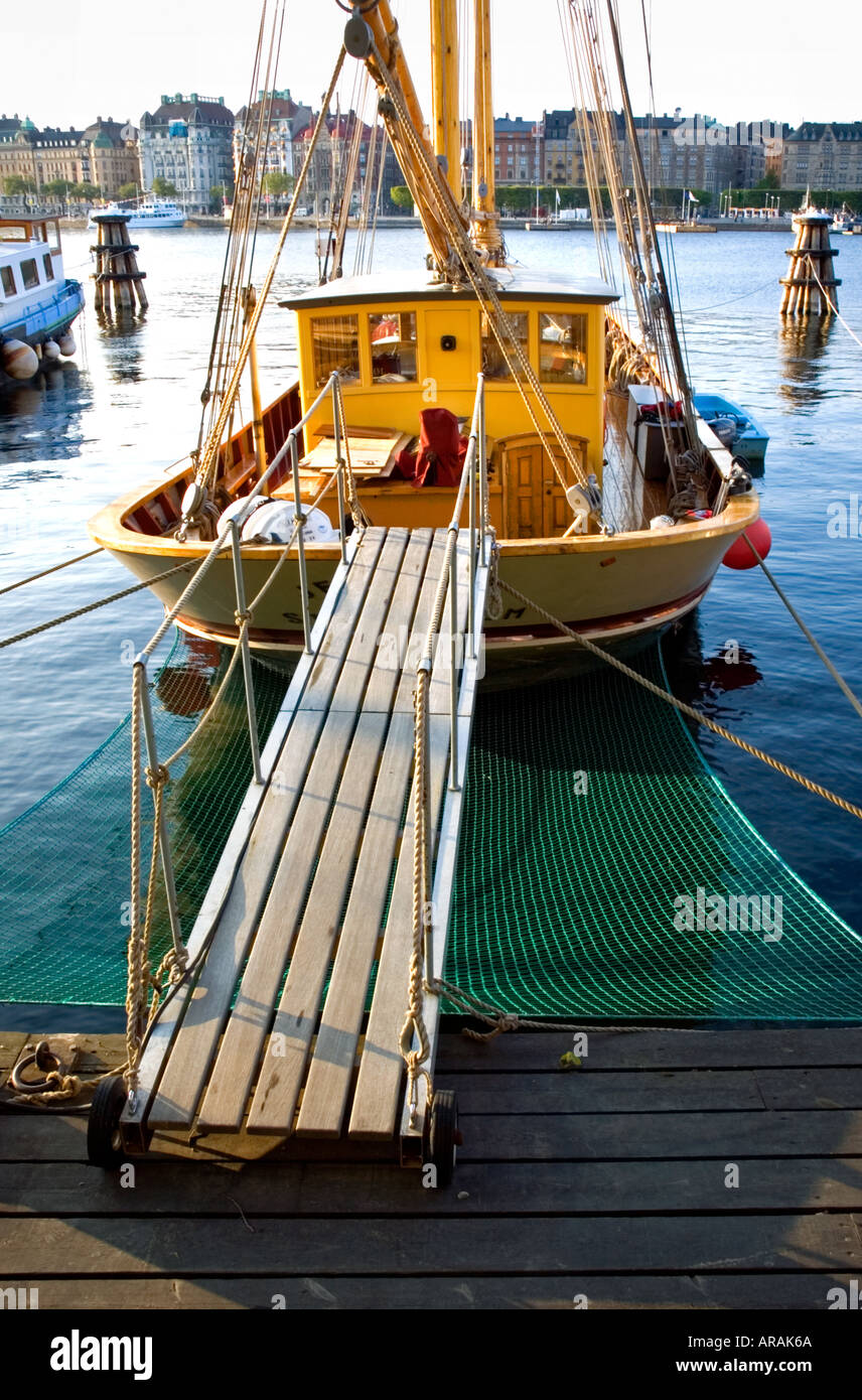 Barca al dock di Stoccolma Foto Stock