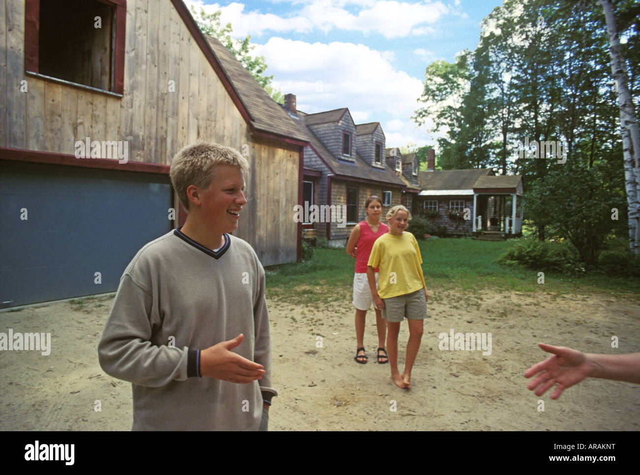 Stretta di mano tra amici visitatori a appartato country house Foto Stock
