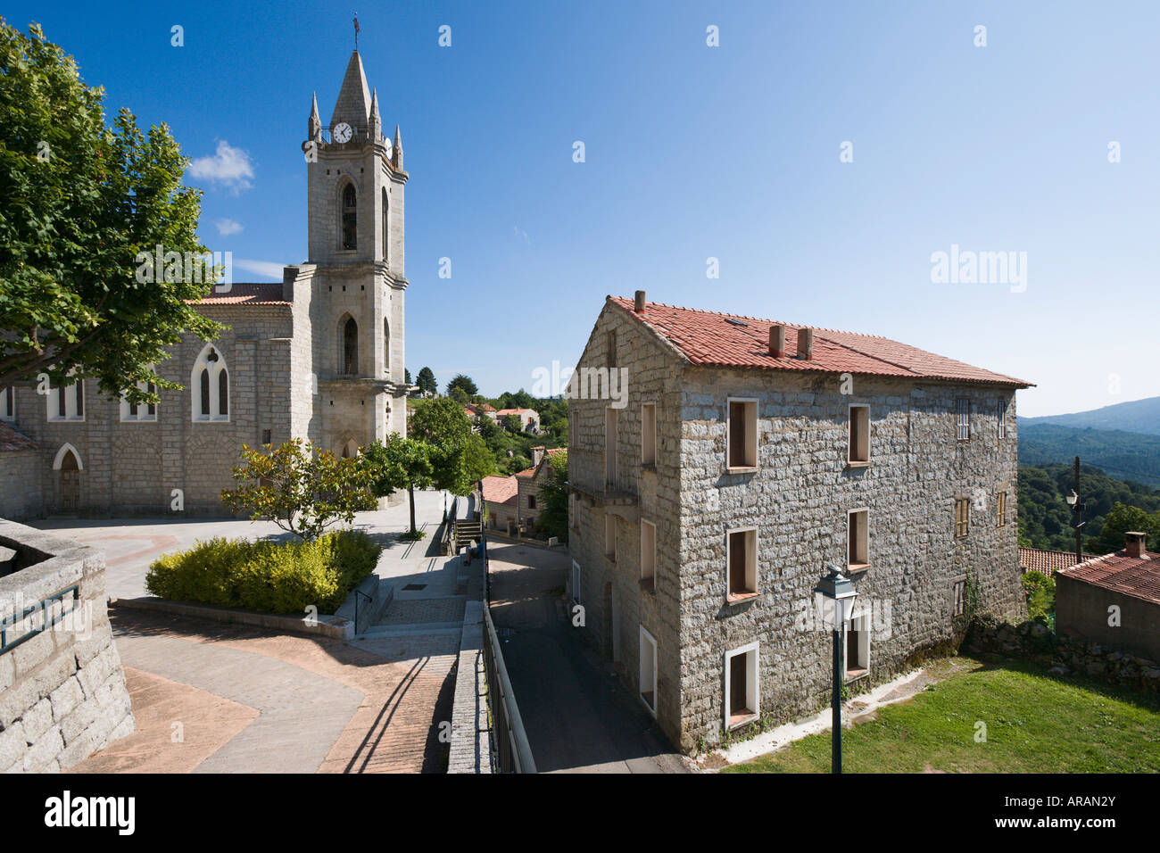 Chiesa n la montagna villaggio di Zonza, Alta Rocca, Corsica, Francia Foto Stock
