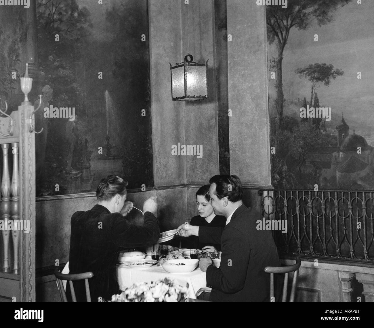 Geografia/viaggio, Germania, Monaco di Baviera, gastronomia, ristorante 'Osteria Italiana', vista interna, mangiare ospiti, 1954, , Foto Stock