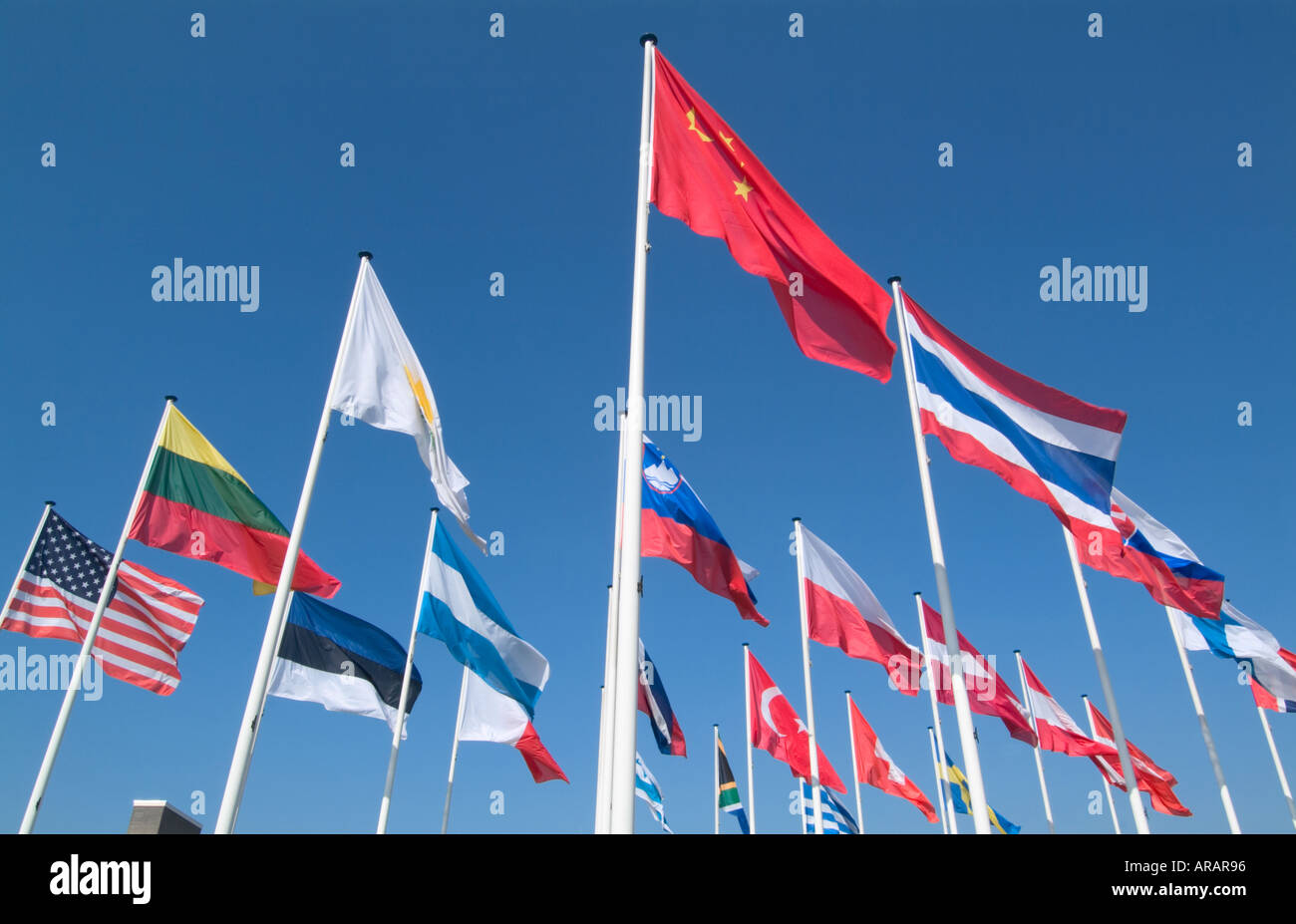 Bandiere internazionali battono contro un cielo blu Foto Stock