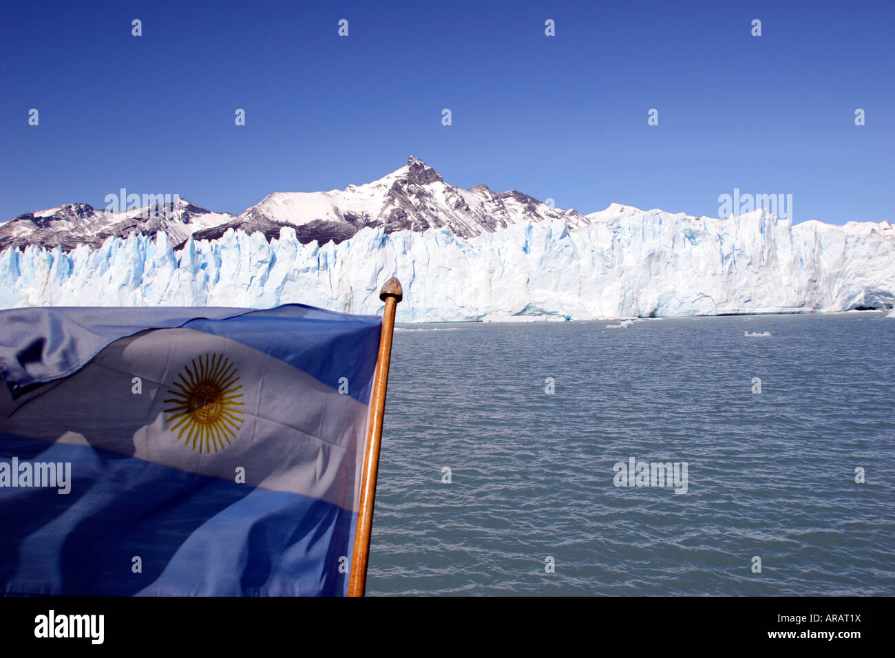 La Patagonia Argentina con la navigazione del Lago Argentino verso il  ghiacciaio Perito Moreno parte anteriore Foto stock - Alamy