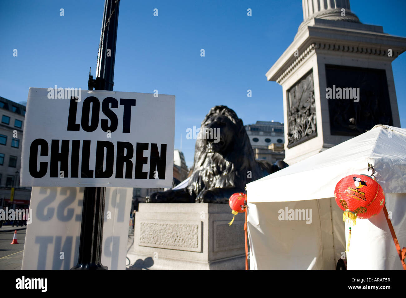 Lost Children firmare al capodanno cinese in Trafalgar Square, Londra centrale Foto Stock