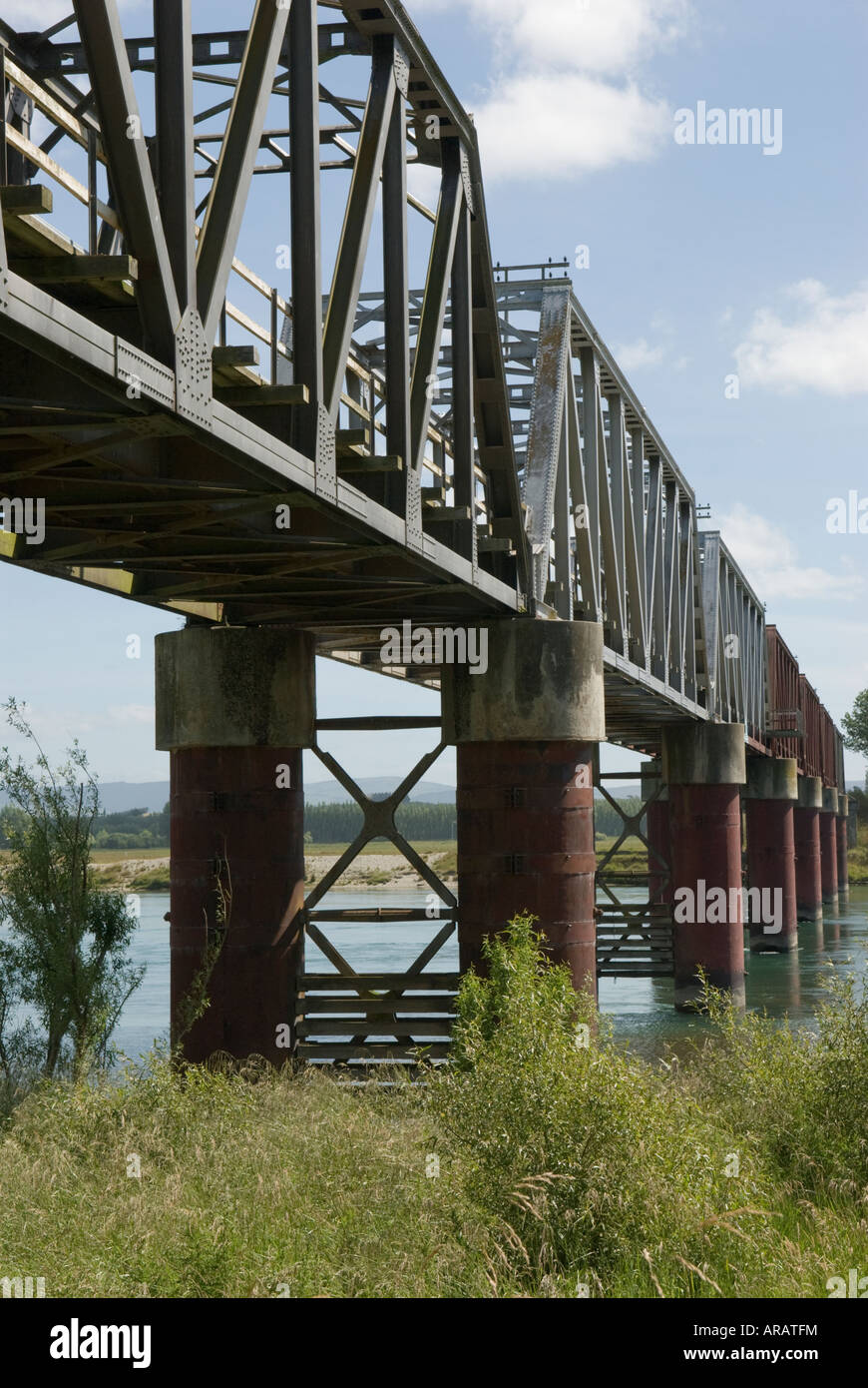 Ponte Ferroviario sul fiume Clutha a Balclutha, Otago, Nuova Zelanda Foto Stock