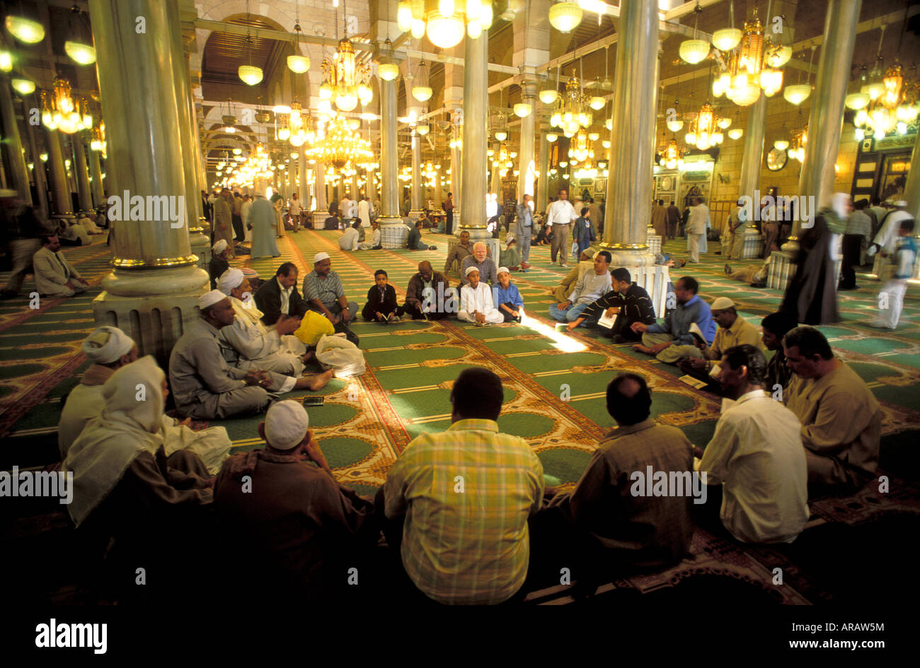 Musulmani islamici di ascolto predicare in dalla Moschea di Al Azhar, Il Cairo in Egitto. Foto Stock